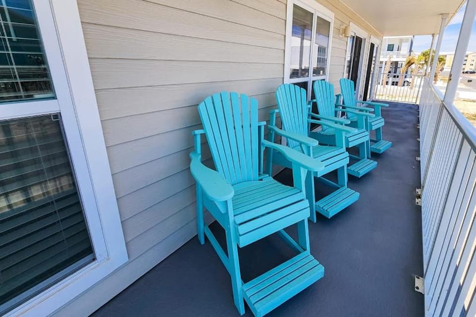 2nd-floor ocean-view condo with balcony washer&dryer & AC - close to the beach House in Mexico Beach