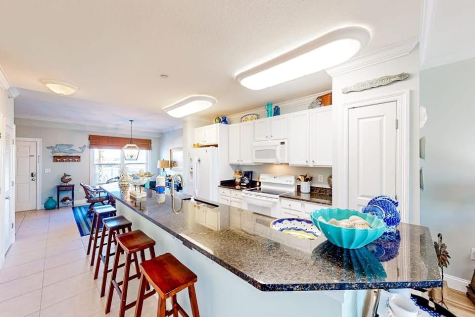 Sunny nautical condo with on-site hot tub pool & gym - internet WD & AC House in Mexico Beach