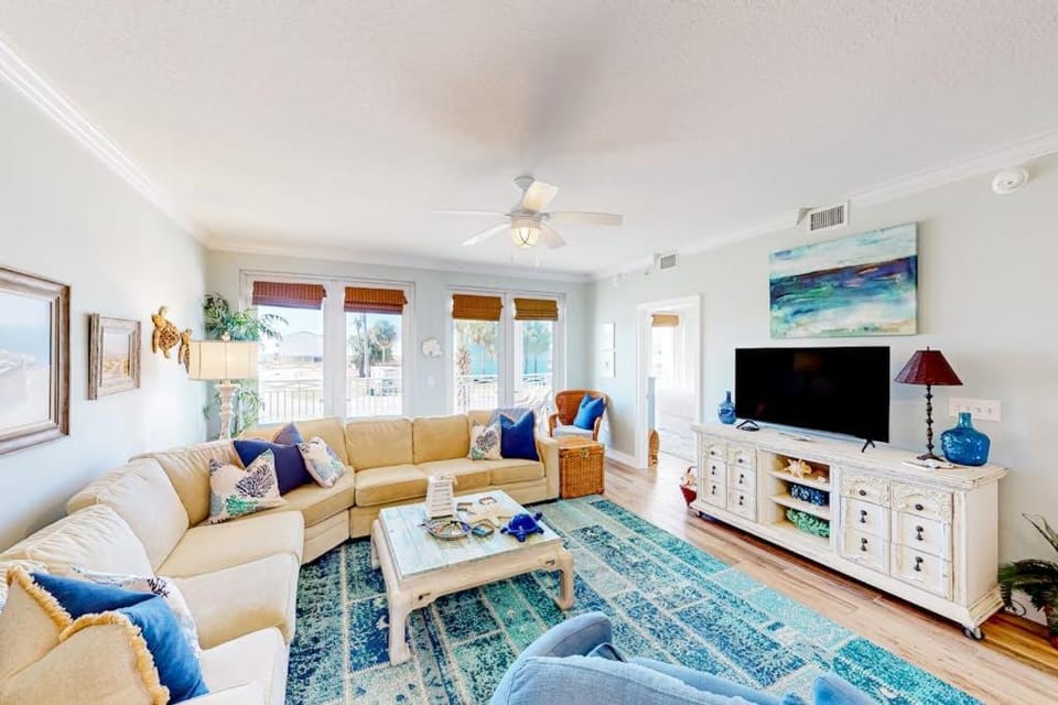 Sunny nautical condo with on-site hot tub pool & gym - internet WD & AC House in Mexico Beach