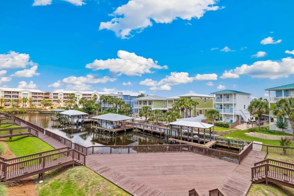 Gulf & canal views with modern amenities pool & beach access House in Mexico Beach