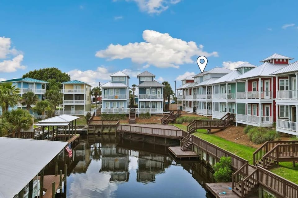 Gulf & canal views with modern amenities pool & beach access House in Mexico Beach
