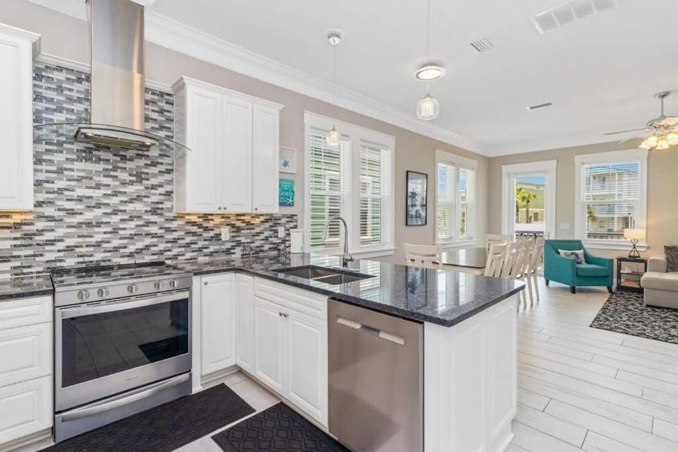 Gulf & canal views with modern amenities pool & beach access House in Mexico Beach