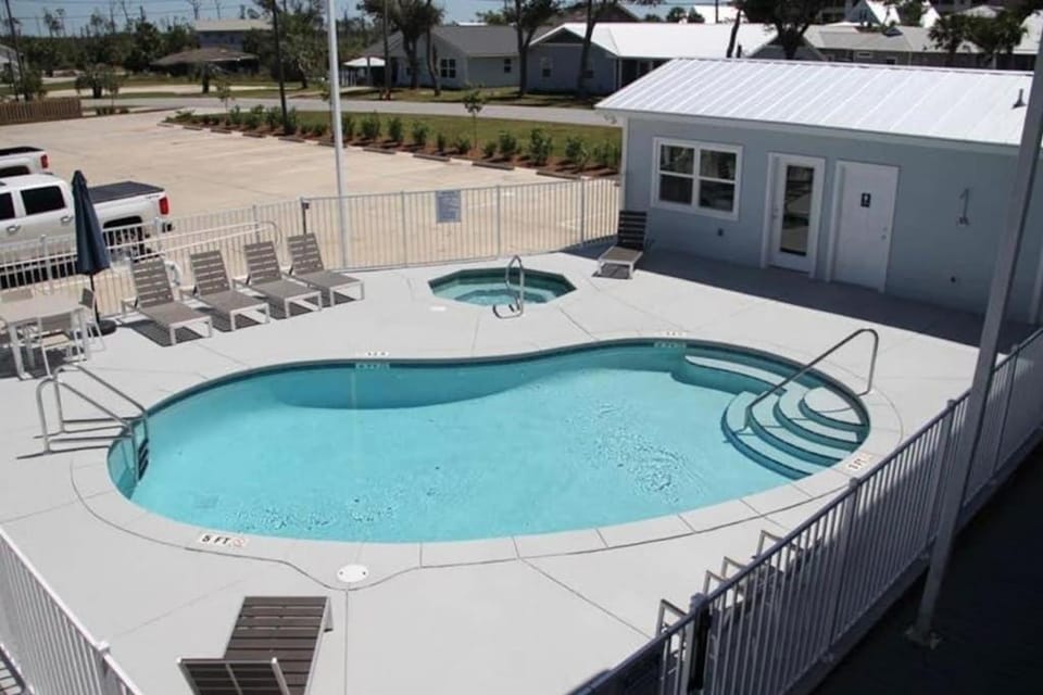 Waterfront condo with pool hot tub furnished lanai fireplace & chic furniture House in Mexico Beach