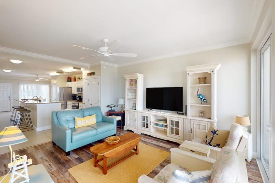 Waterfront condo with pool hot tub furnished lanai fireplace & chic furniture House in Mexico Beach