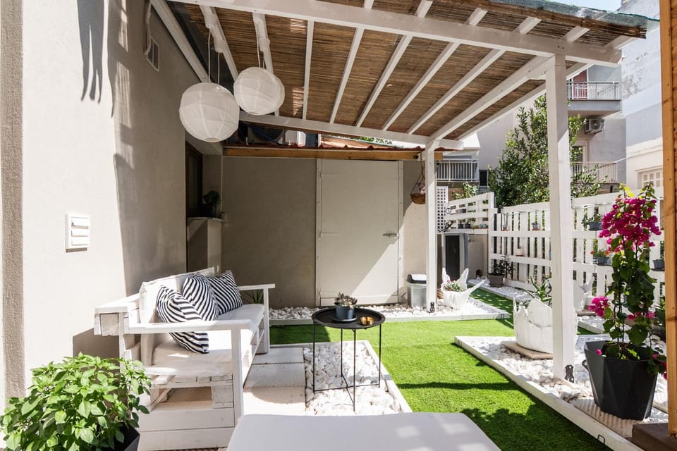Day, Garden, View (from property/room), Living room, Seating area, Garden view