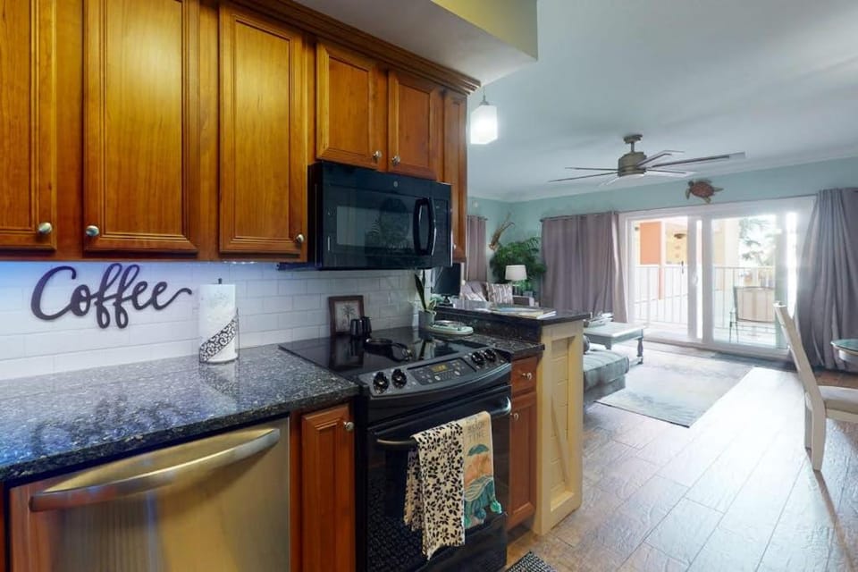 Charming Condo with Shared Pools & Hot Tub Ocean View High-Speed WiFi and WD House in Mexico Beach