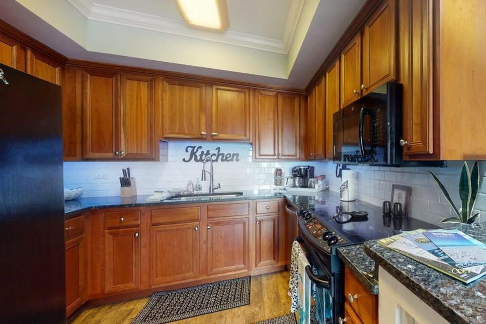 Charming Condo with Shared Pools & Hot Tub Ocean View High-Speed WiFi and WD House in Mexico Beach