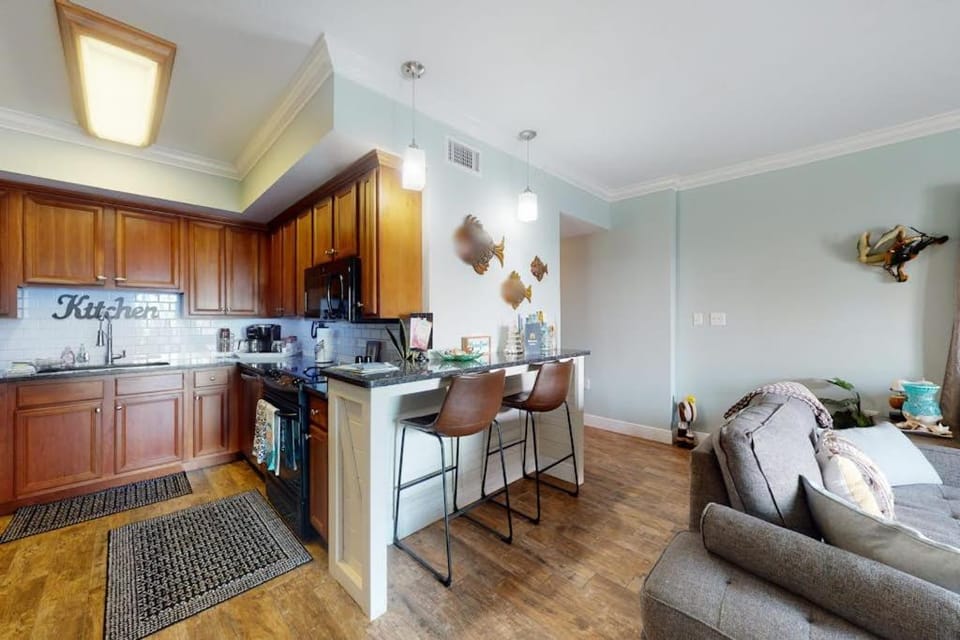 Charming Condo with Shared Pools & Hot Tub Ocean View High-Speed WiFi and WD House in Mexico Beach