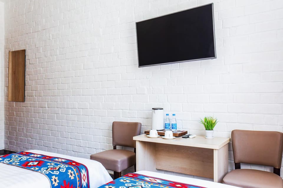 Bed, TV and multimedia, Photo of the whole room, Bedroom