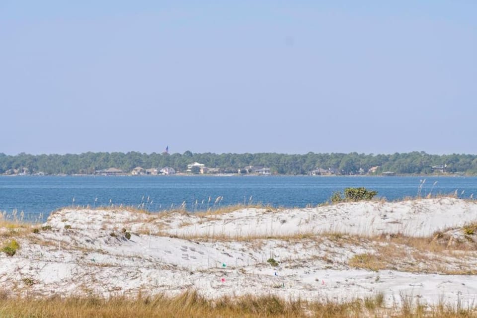 Lovely home with sound view balcony full kitchen central AC & washer - dryer House in Pensacola Beach