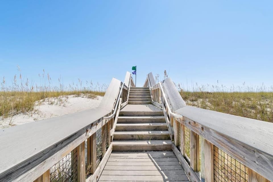 Lovely home with sound view balcony full kitchen central AC & washer - dryer House in Pensacola Beach