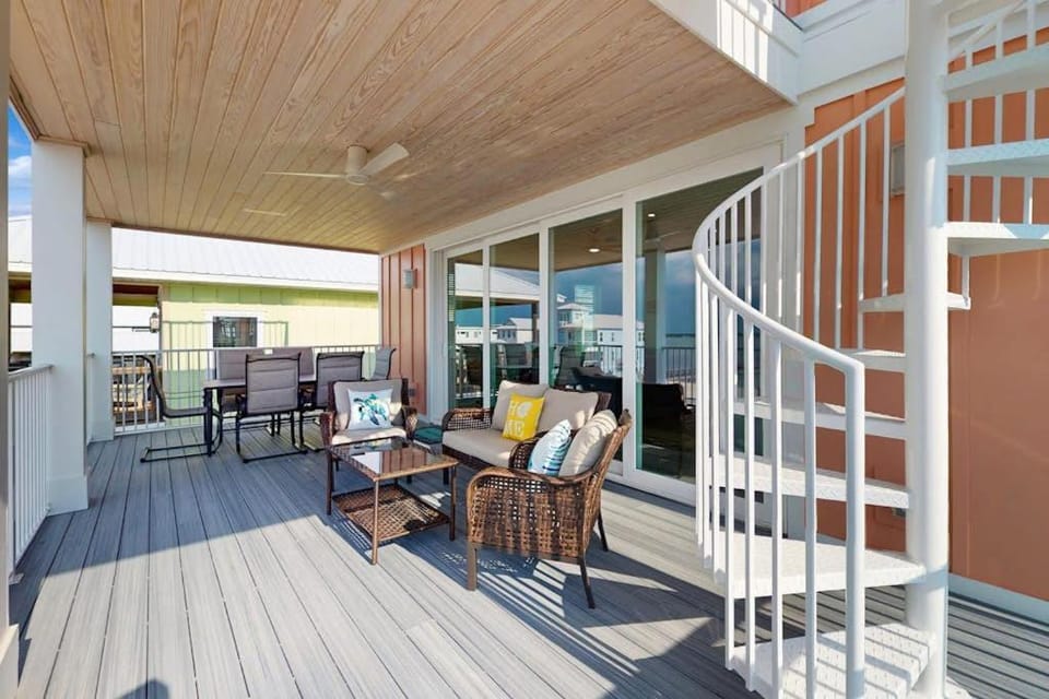 Newly built home near beach with sound view balcony WiFi WD & AC House in Pensacola Beach