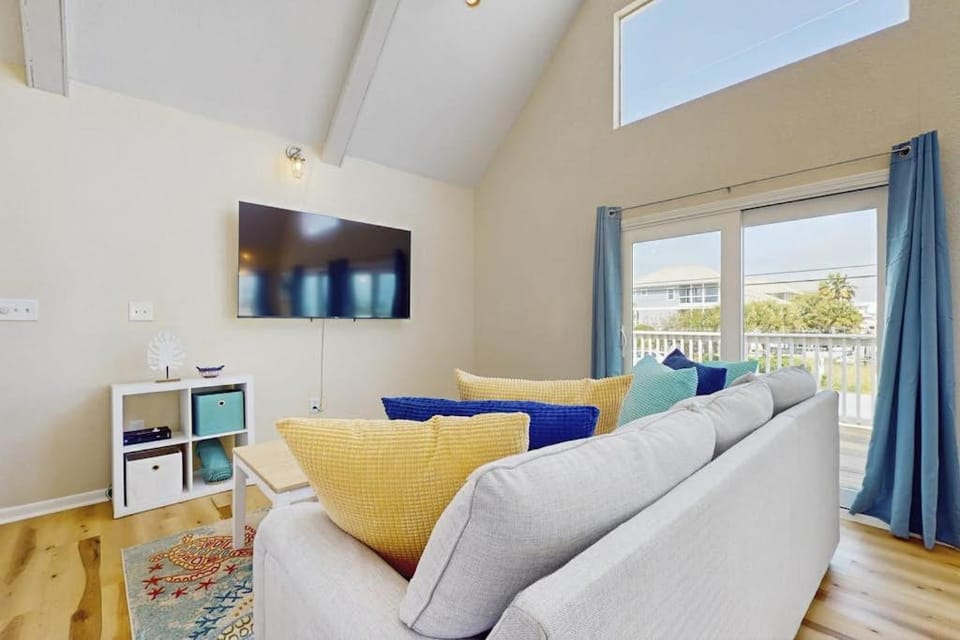 Cozy coastal home with plenty of space and close to beach House in Pensacola Beach