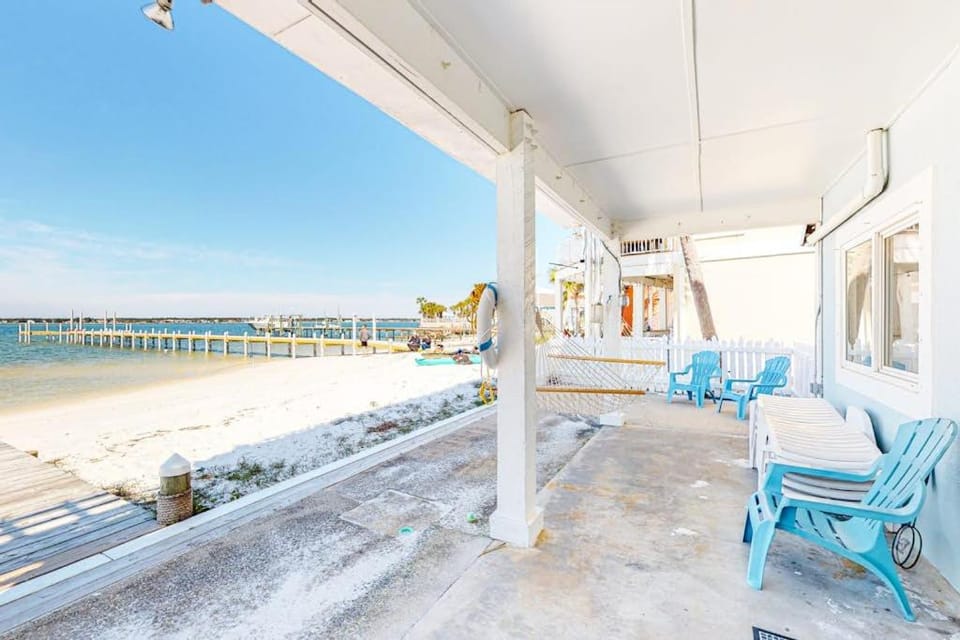Dog-friendly home on Santa Rosa sound minutes from shopping & dining with WiFi House in Pensacola Beach
