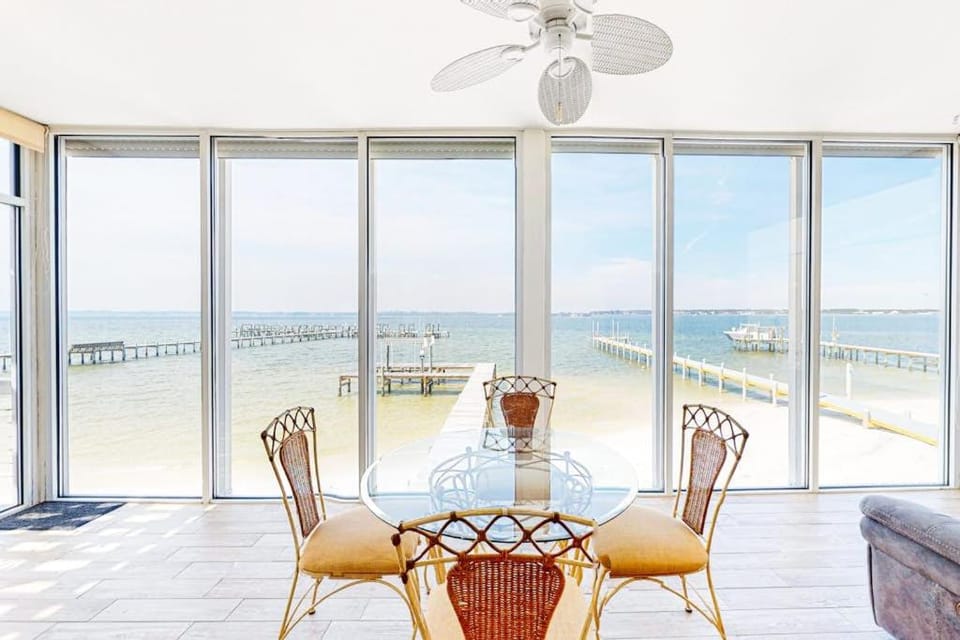 Dog-friendly home on Santa Rosa sound minutes from shopping & dining with WiFi House in Pensacola Beach