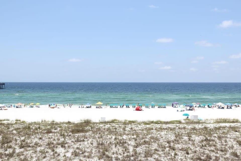 Updated 3rd floor condo with beach access and complementary BEACH SERVICE House in Pensacola Beach
