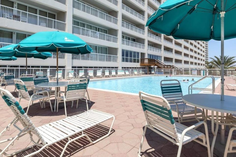 Updated 3rd floor condo with beach access and complementary BEACH SERVICE House in Pensacola Beach