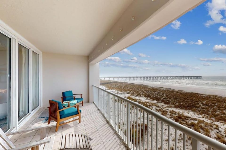 Updated 3rd floor condo with beach access and complementary BEACH SERVICE House in Pensacola Beach