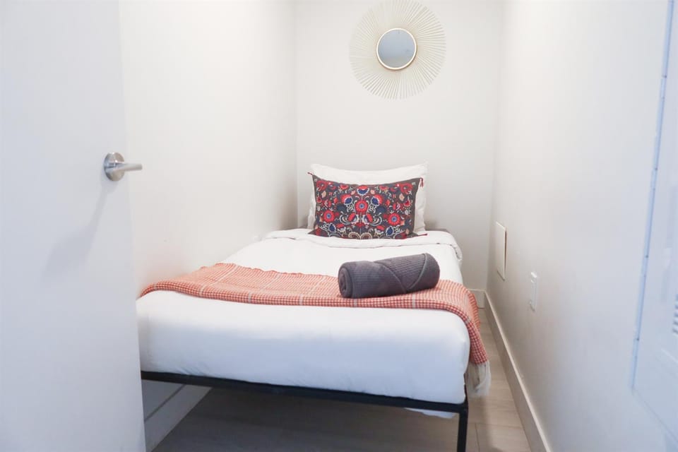 Olympic Village-Sleeps 5-AC Mtn & CityViews Apartment in Vancouver