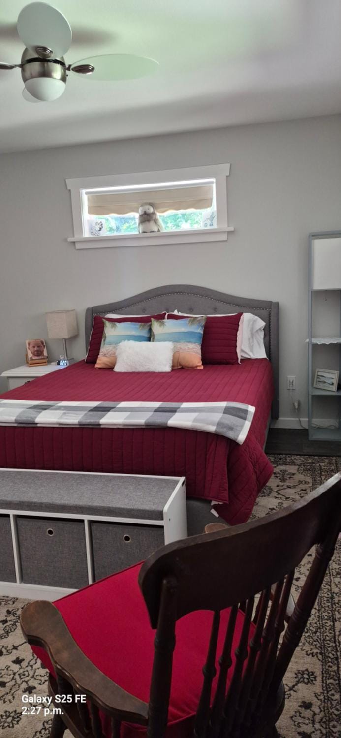 Bed, Photo of the whole room, Seating area, Bedroom