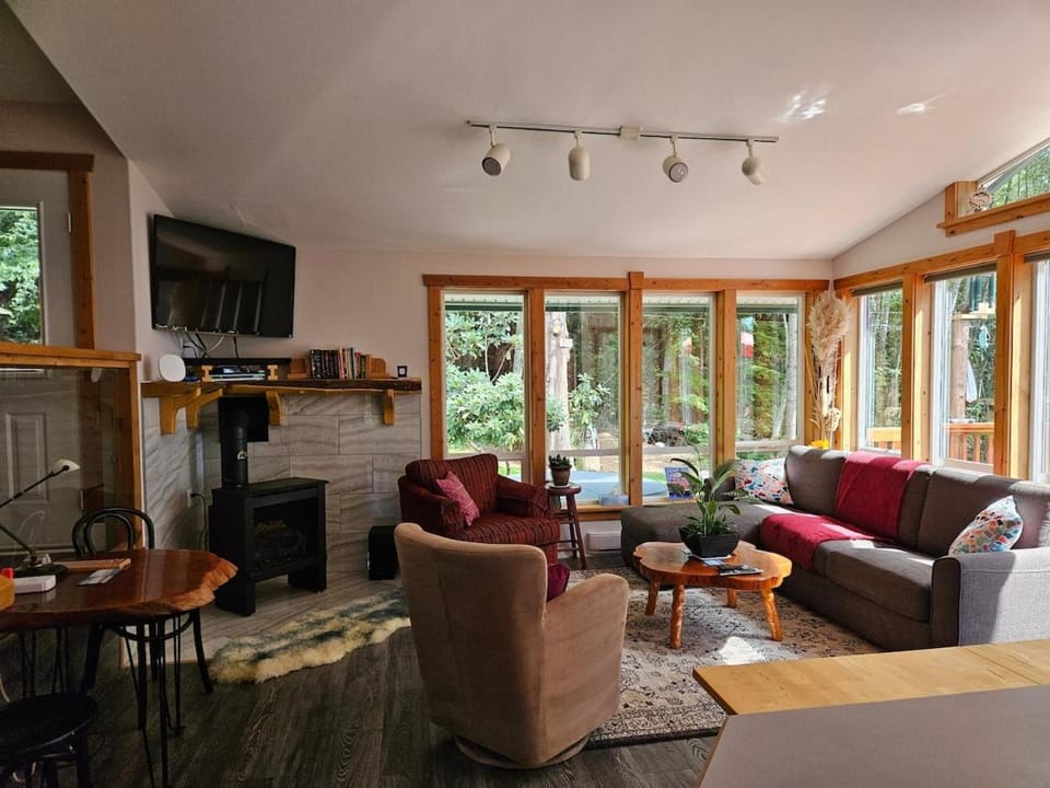 Communal lounge/ TV room, TV and multimedia, Living room, Seating area, Evening entertainment