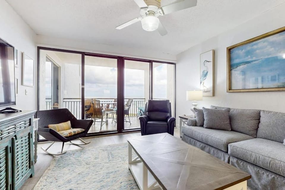 Spacious fourth-floor condo - Complimentary BEACH SERVICE House in Pensacola Beach