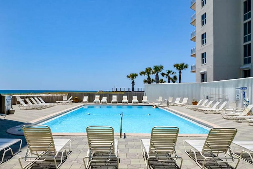 Spacious fourth-floor condo - Complimentary BEACH SERVICE House in Pensacola Beach