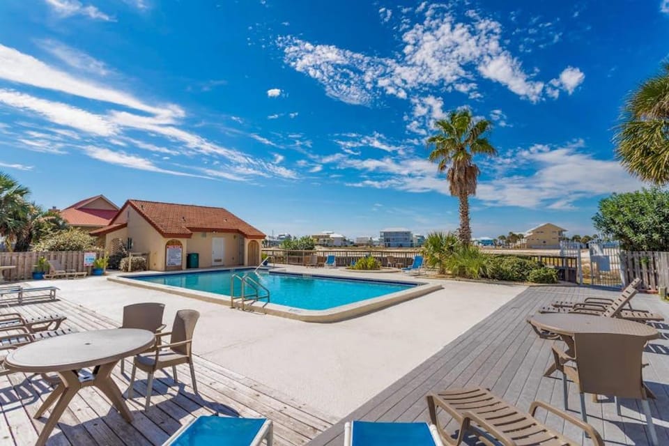 Ground-Floor Condo near the Beach with Private WD AC Shared Outdoor Pool House in Pensacola Beach