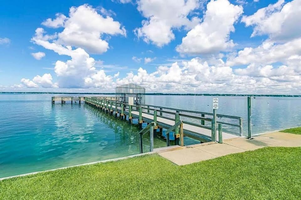 Cozy coastal condo with water view pool central AC & easy beach access Apartment in Pensacola Beach