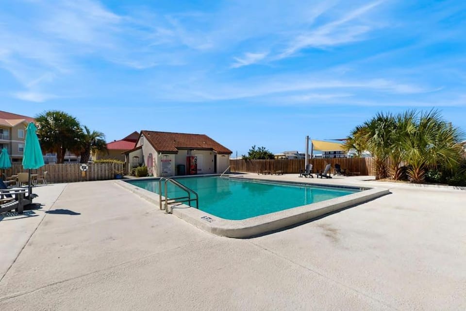 Cozy coastal condo with water view pool central AC & easy beach access Apartment in Pensacola Beach