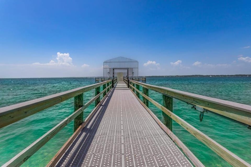 Third-Floor Studio with Shared Pool Sound View High-Speed WiFi & Central AC Apartment in Pensacola Beach