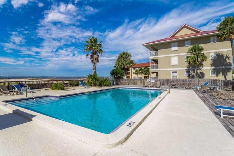 Third-Floor Studio with Shared Pool Sound View High-Speed WiFi & Central AC Apartment in Pensacola Beach