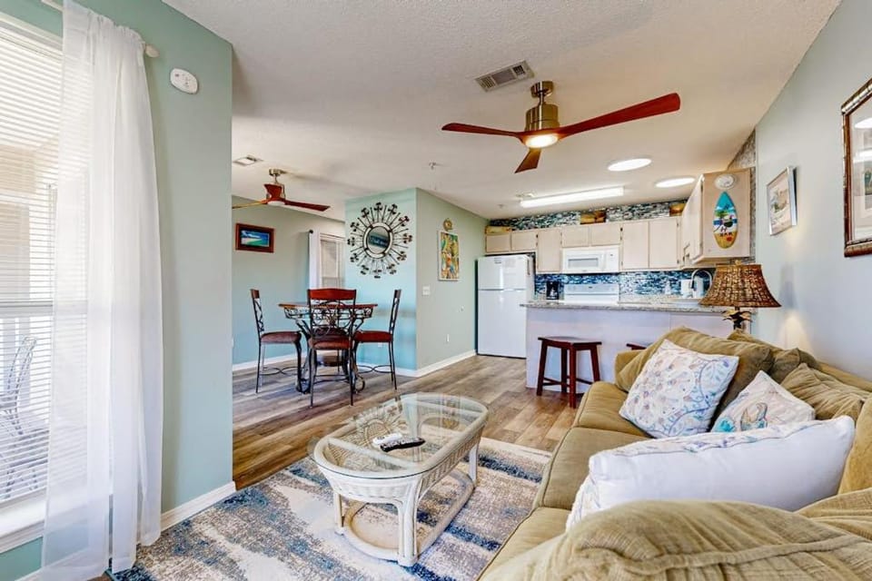 Bayview condo only steps from the beach with shared pool and peaceful location House in Pensacola Beach