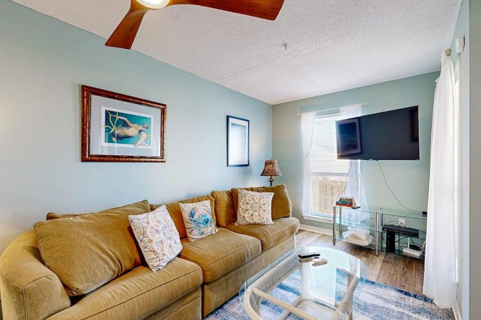 Bayview condo only steps from the beach with shared pool and peaceful location House in Pensacola Beach