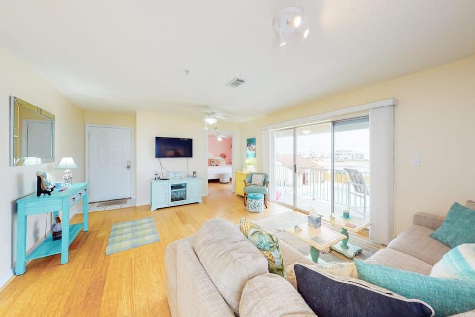 Water-view haven with sound-view balcony shared pool WiFi and AC House in Pensacola Beach