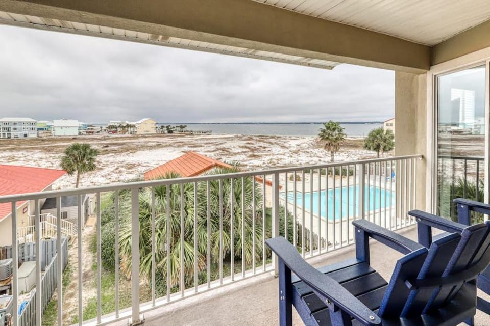 Lovely Condo with Sunset Views & Shared Pool Access Snowbirds Welcome House in Pensacola Beach