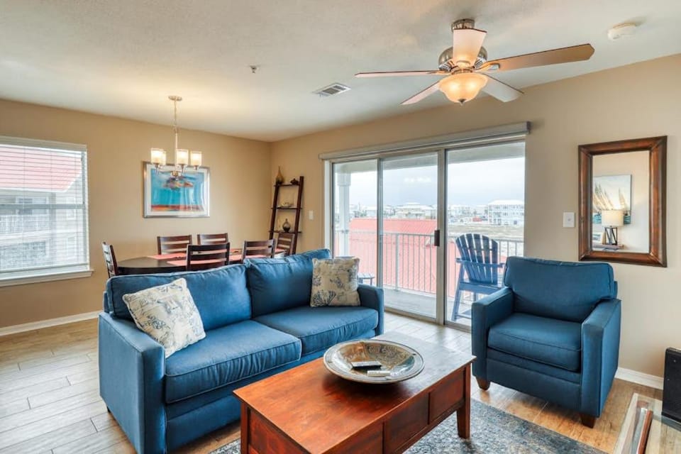 Lovely Condo with Sunset Views & Shared Pool Access Snowbirds Welcome House in Pensacola Beach