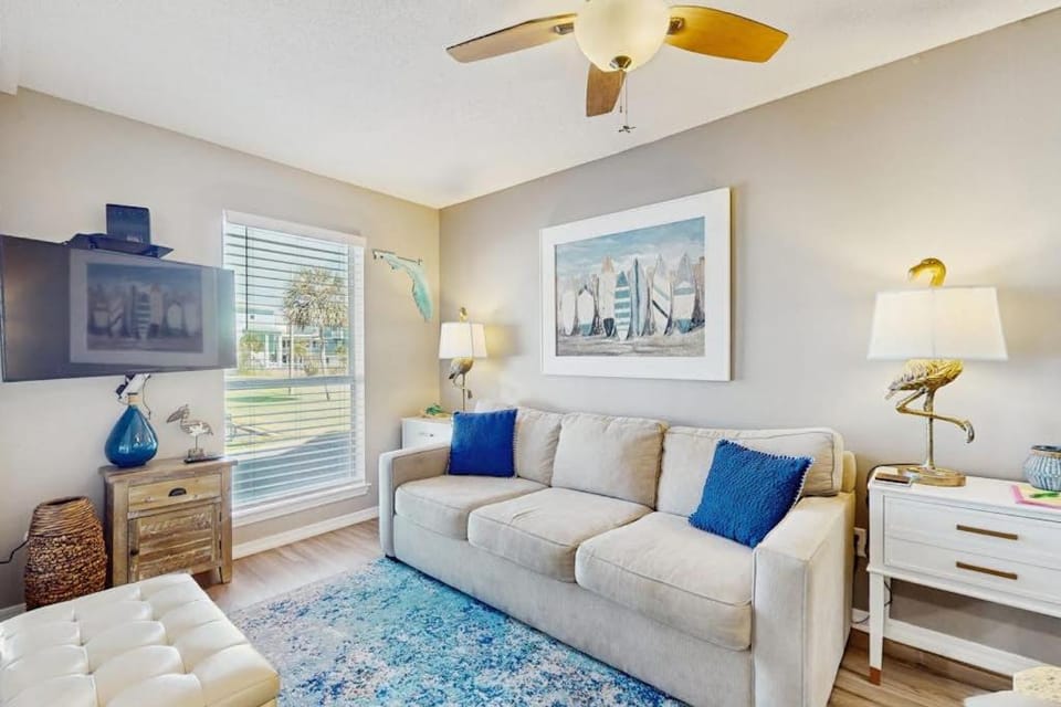 Cozy coastal condo with a shared pool and close to the beach House in Pensacola Beach