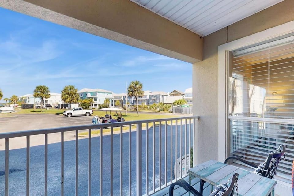 Cozy coastal condo with a shared pool and close to the beach House in Pensacola Beach