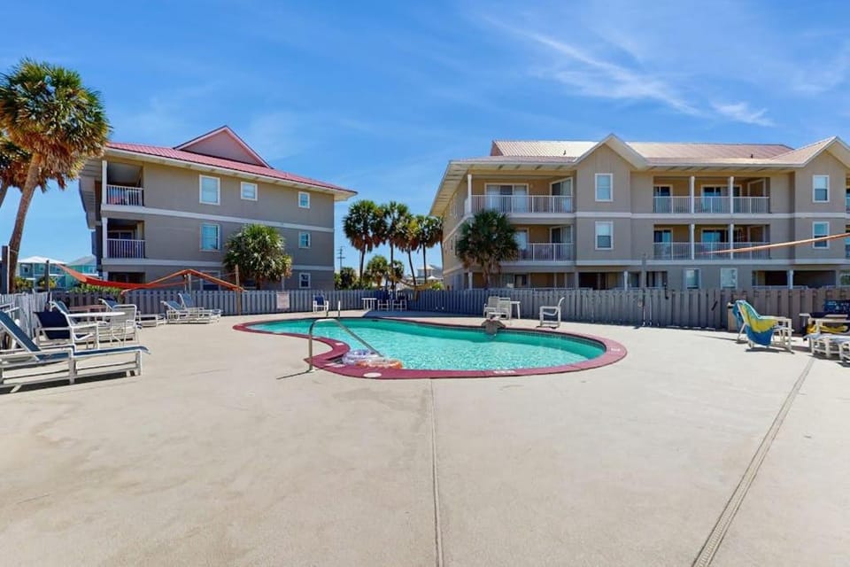 Cozy coastal condo with a shared pool and close to the beach House in Pensacola Beach