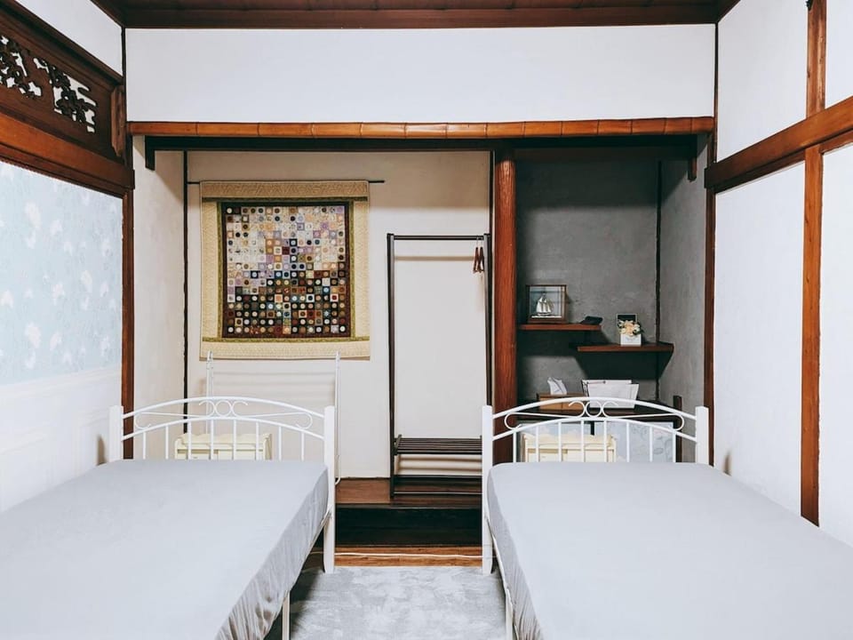 Guest house Iricco is a 8-minute walk to the boat to Naoshima Apartment in Japan