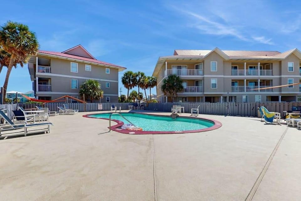 Beautiful condo with water-view pool balcony central AC & washer and dryer House in Pensacola Beach