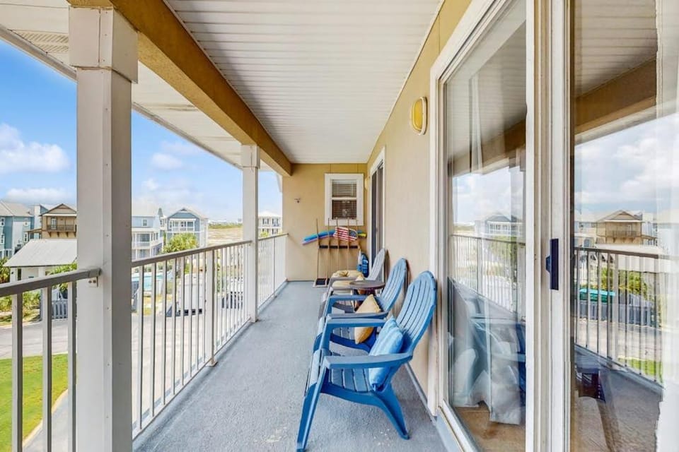 Beautiful condo with water-view pool balcony central AC & washer and dryer House in Pensacola Beach