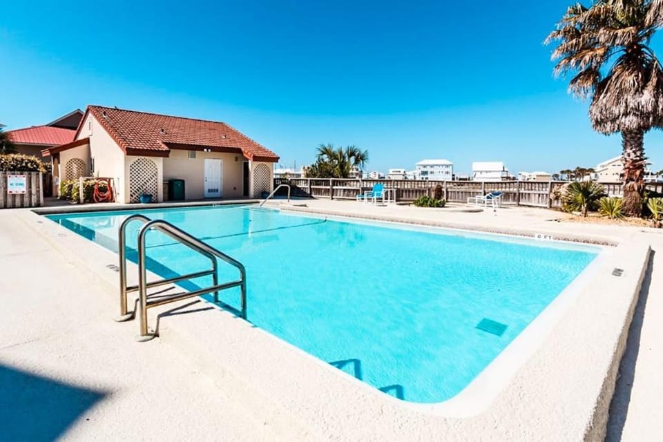 Beautiful condo with water-view pool balcony central AC & washer and dryer House in Pensacola Beach