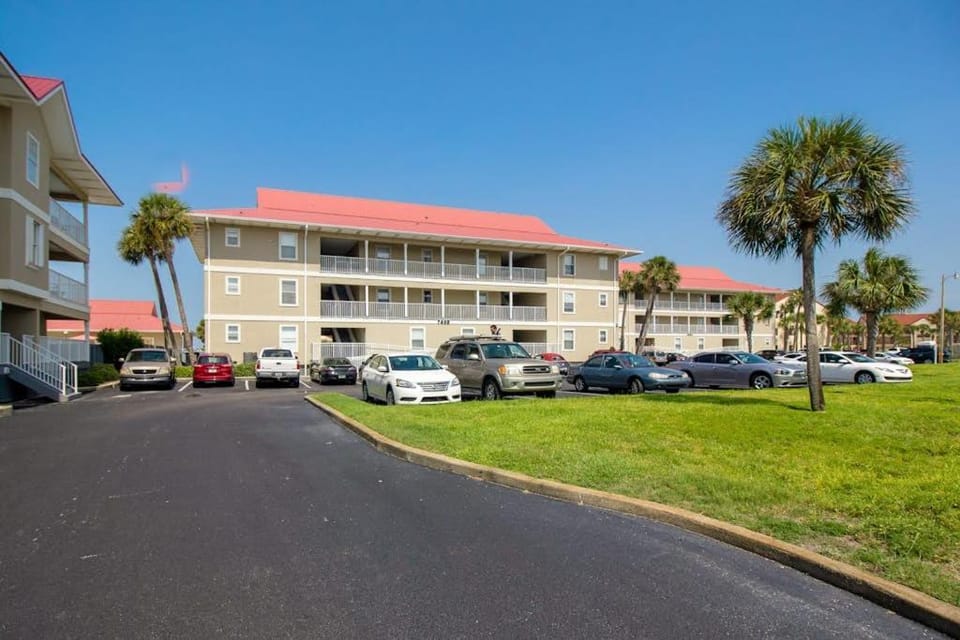 Beautiful condo with water-view pool balcony central AC & washer and dryer House in Pensacola Beach