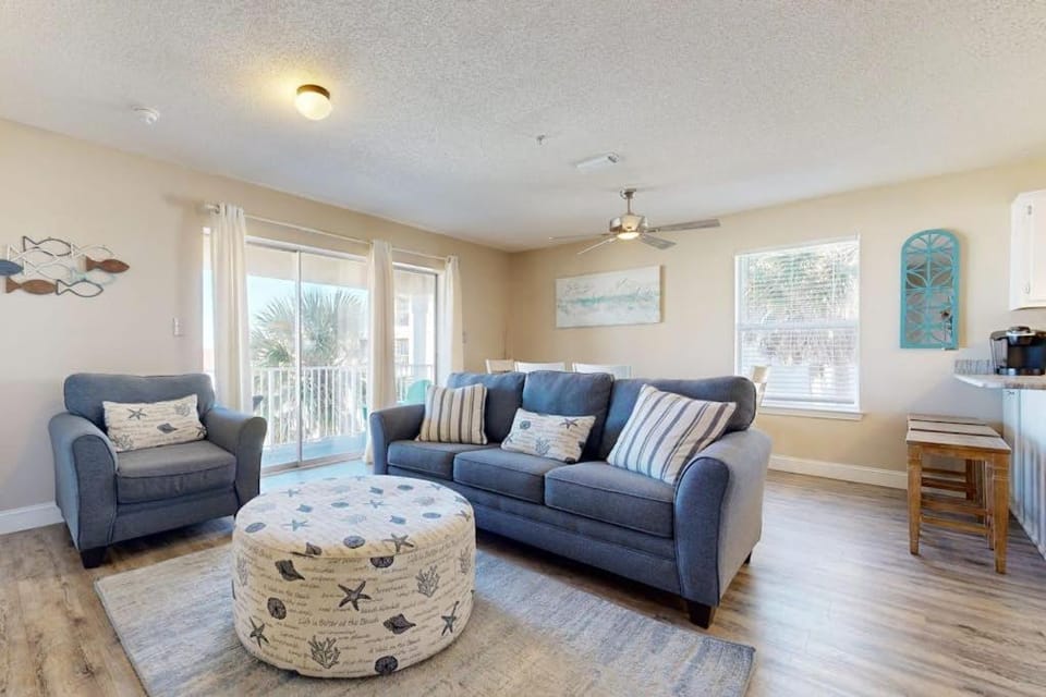 Second floor condo with shared pool high-speed WiFi and private washer&dryer House in Pensacola Beach