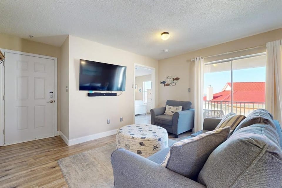 Second floor condo with shared pool high-speed WiFi and private washer&dryer House in Pensacola Beach