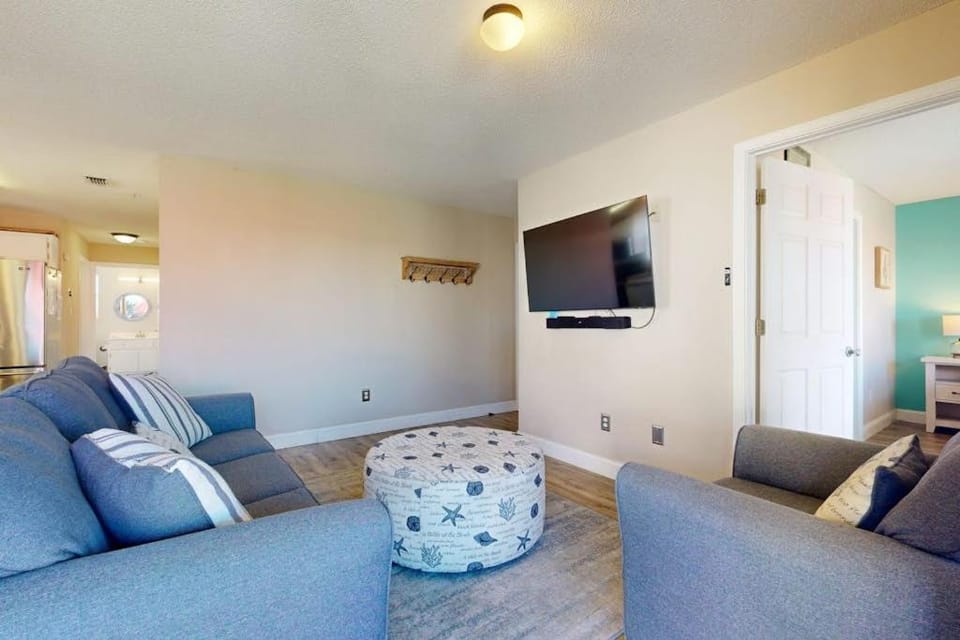 Second floor condo with shared pool high-speed WiFi and private washer&dryer House in Pensacola Beach