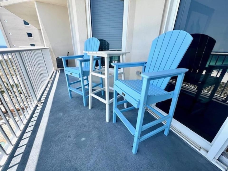 Oceanfront condo with WiFi central AC & shared pool and hot tub - great views House in Pensacola Beach