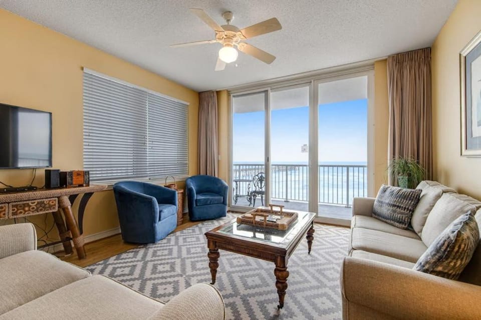 Oceanfront condo with WiFi central AC & shared pool and hot tub - great views House in Pensacola Beach